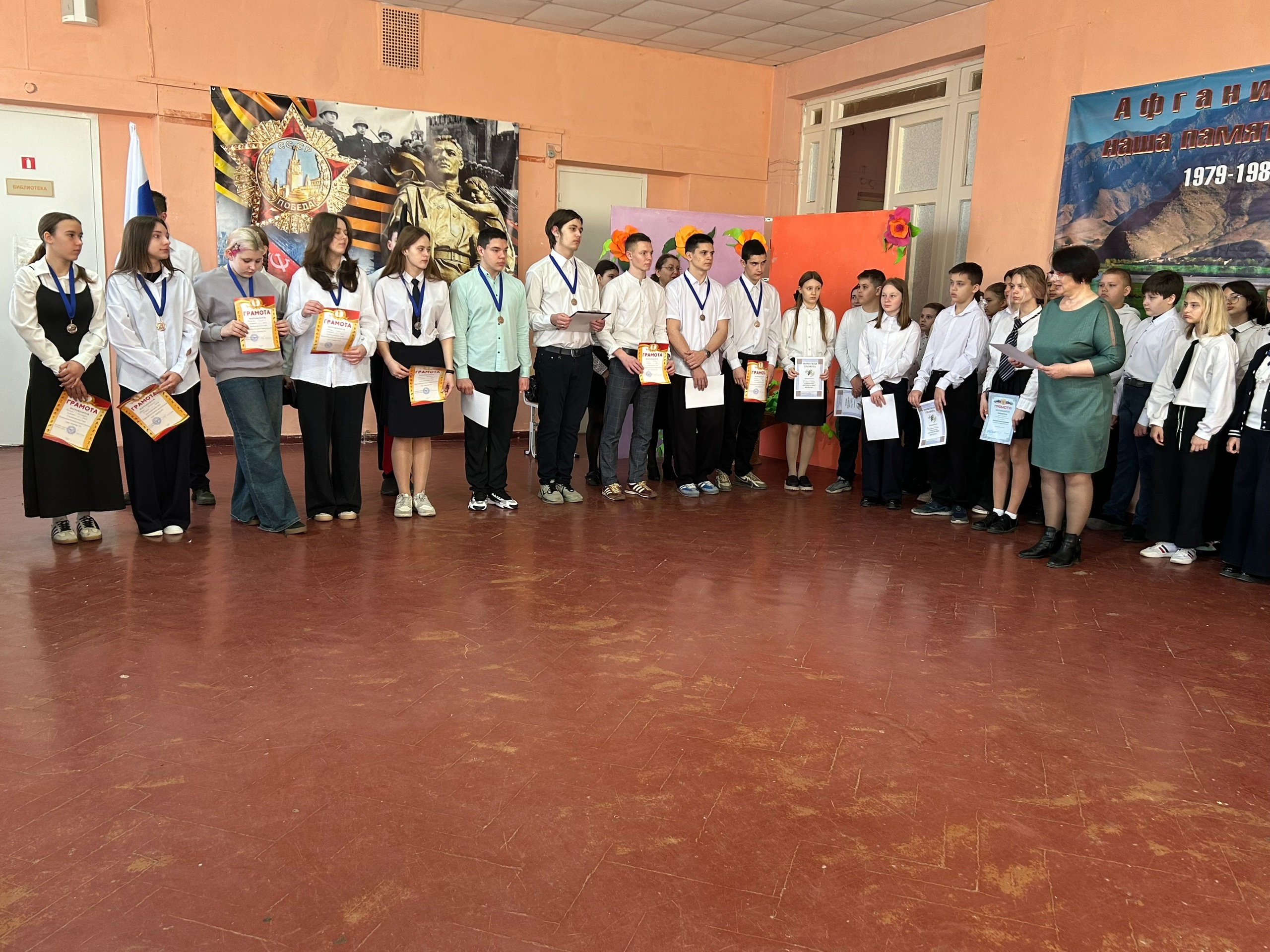 Линейка,посвященная выносу флага Российской Федерации и Донецкой Народной Республики.